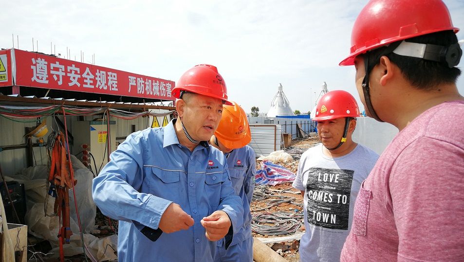 2018年5月2日，股份公司副總裁黃鐵民對(duì)科技公司項(xiàng)目現(xiàn)場(chǎng)進(jìn)行安全檢查.jpg